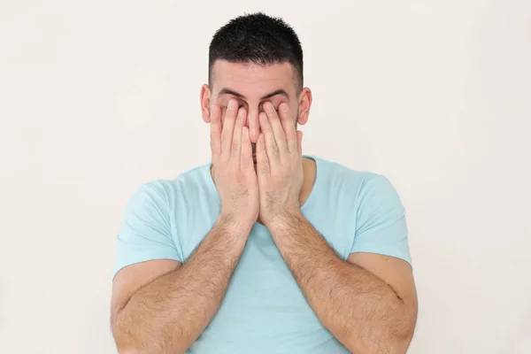 Retrato de jovem esfrega seus olhos cansados — Fotografia de Stock