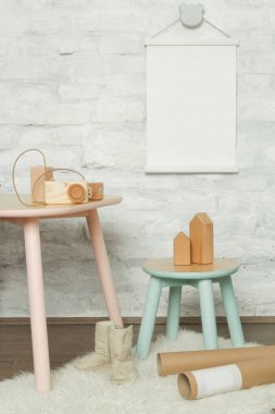 Pastel renklerde güzel dekore edilmiş çocuk odası, Ahşap oyuncaklar, furnıt