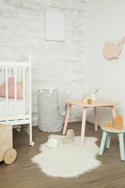 Pastel renklerde güzel dekore edilmiş çocuk odası, Ahşap oyuncaklar, furnıt