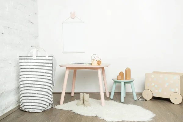 Habitación infantil muy bien decorada en colores pastel, juguetes de madera, horno — Foto de Stock