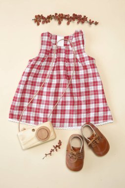 Bebek kıyafeti, üst görünüm, ekose kırmızı elbise, Ayakkabı ve ahşap kamera oyuncak