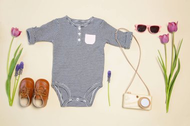 Bebek bahar kıyafeti, üst görünüm, çıplak vücut, Ayakkabı, ahşap kamera oyuncak ve Pembe lale