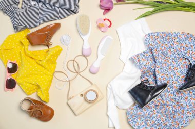 Bebek giysileri ve aksesuarları, üst görünüm, bir tatil için hazırlanıyor
