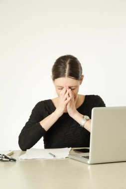 Büro hayatı - portre genç çalışanı ya da bir proje ile mücadele öğrenci