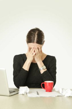 Büro hayatı - genç çalışan bir proje ile mücadele portresi