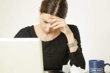 Büro hayatı - portre genç çalışanı ya da bir proje ile mücadele öğrenci