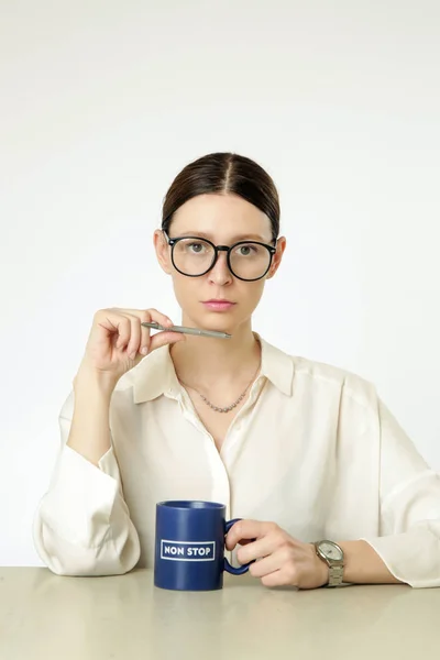 Vida Escritório Retrato Jovem Empresária Com Óculos Leitura Olhando Para — Fotografia de Stock