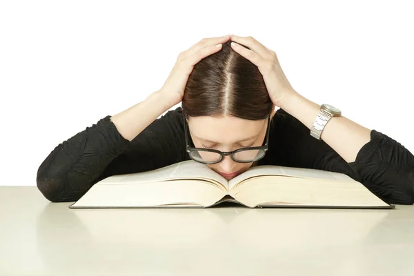 Studio Ritratto Giovane Donna Fronte Grande Libro Sul Tavolo Non — Foto Stock