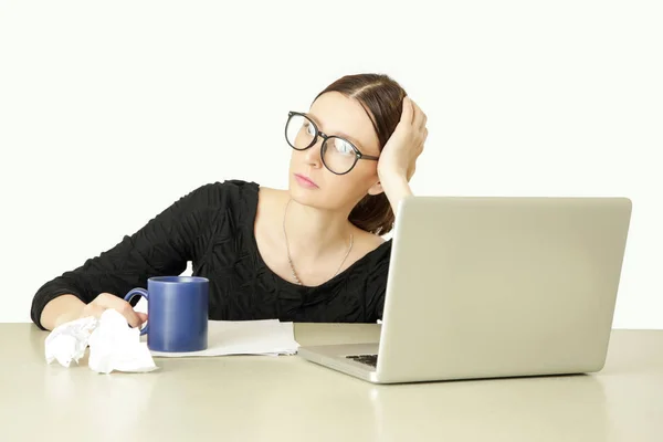 Vida Escritório Retrato Jovem Empresária Com Óculos Leitura Entediada Seu — Fotografia de Stock