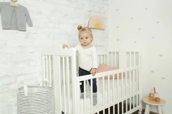 Kreş Odasında Beşik Sevimli Neşeli Bebek Kız — Stok fotoğraf