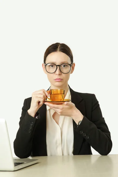 Vie Bureau Portrait Jeune Femme Affaires Avec Des Lunettes Lecture Image En Vente