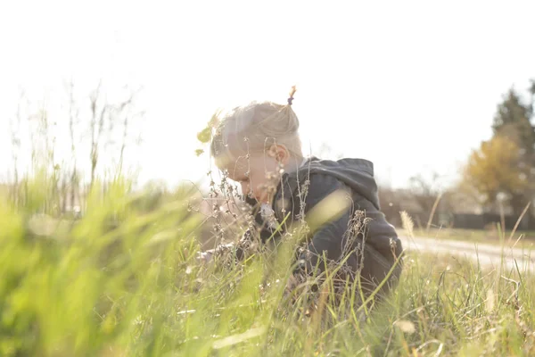 Mignon bébé fille jouer dans la prairie — Photo