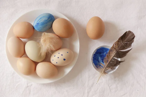 Felülnézet húsvéti tojást, az asztalra, folyamat-val kék festés — Stock Fotó