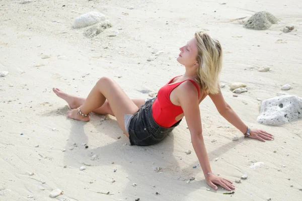 Retrato Uma Jovem Mulher Feliz Sentada Praia Uma Menina Cabelo — Fotografia de Stock