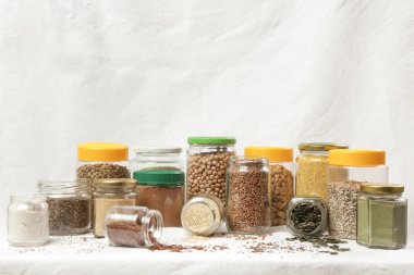 Birçok kavanozlar tahıl, tohum, baklagiller, un ve çeşitli gıda ile ben