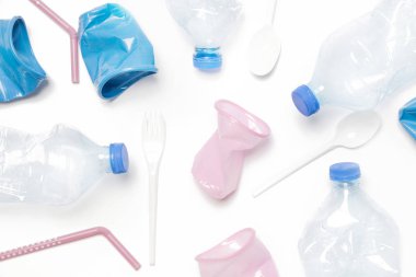 Buruşuk tek kullanımlık plastik atık, stüdyo çekim. Plastik pollutio