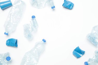 Buruşuk boş tek kullanımlık plastik bardak ve şişeler, stüdyo vurdu.