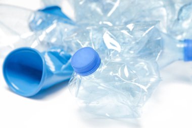 Buruşuk boş tek kullanımlık plastik bardak ve şişeler, stüdyo vurdu.