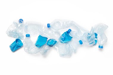 Buruşuk boş tek kullanımlık plastik bardak ve şişeler, stüdyo vurdu.