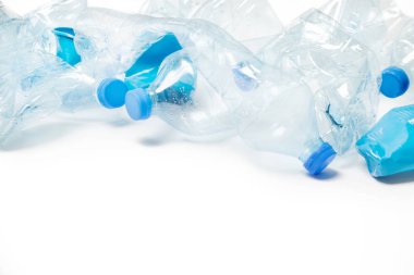 Buruşuk boş tek kullanımlık plastik bardak ve şişeler, stüdyo vurdu.
