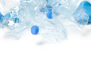 Buruşuk boş tek kullanımlık plastik bardak ve şişeler, stüdyo vurdu.