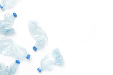 Boş plastik Pvc şişeler, stüdyo çekim buruşmuş.  