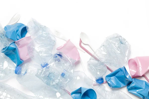 Buruşuk tek kullanımlık plastik atık, stüdyo çekim. Plastik pollutio — Stok fotoğraf