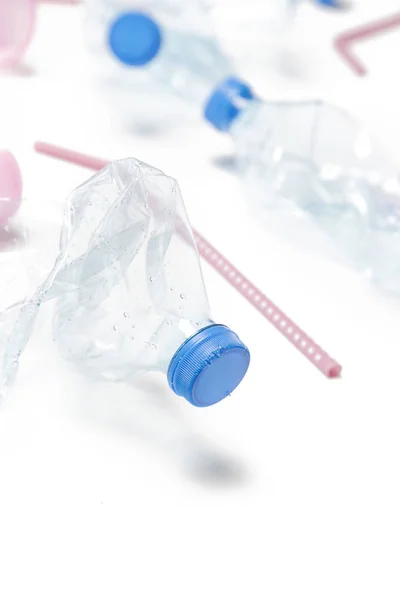 Zerknüllter Einweg-Plastikmüll, Studioaufnahme. Umweltverschmutzung durch Plastik — Stockfoto