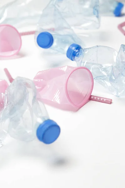 Rifiuti di plastica monouso sbriciolati, riprese in studio. Inquinamento plastico — Foto Stock