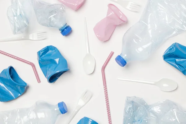 Rifiuti di plastica monouso strofinati, ripresa in studio . — Foto Stock