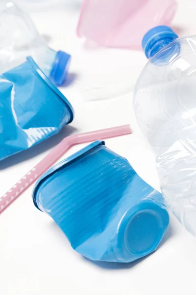 Zerknüllter Einweg-Plastikmüll, Studioaufnahme. Plastikschadstoffe — Stockfoto