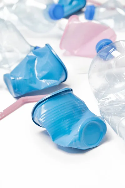 Rifiuti di plastica monouso strofinati, ripresa in studio . — Foto Stock