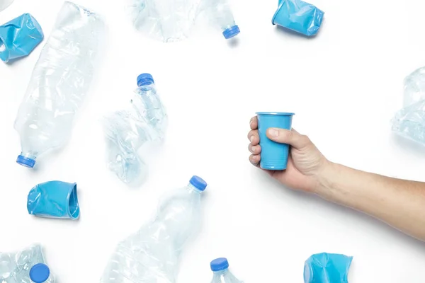 Tazas y botellas de plástico vacías arrugadas de un solo uso, plano de estudio . —  Fotos de Stock