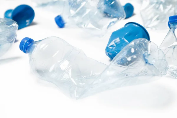 Bottiglie e bicchieri di plastica monouso vuoti stropicciati, ripresa in studio . — Foto Stock