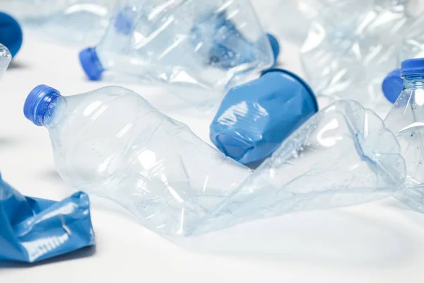 Bottiglie e bicchieri di plastica monouso vuoti stropicciati, ripresa in studio . — Foto Stock