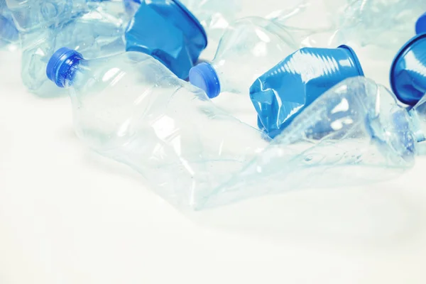 Tazas y botellas de plástico vacías arrugadas de un solo uso, plano de estudio . —  Fotos de Stock