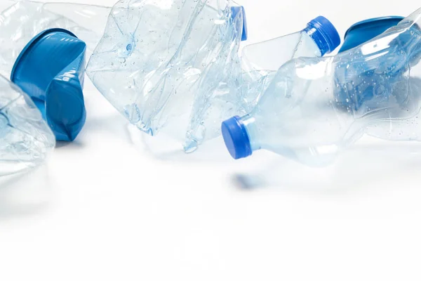 Tazas y botellas de plástico vacías arrugadas de un solo uso, plano de estudio . —  Fotos de Stock