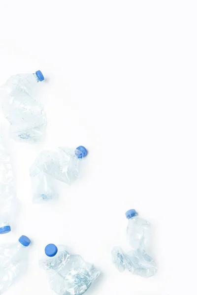 Botellas de PVC vacías arrugadas, plano de estudio. Contaminación plástica — Foto de Stock