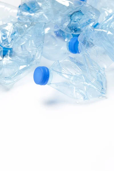 Zerknüllte leere Plastik-PVC-Flaschen, Studioaufnahme. — Stockfoto