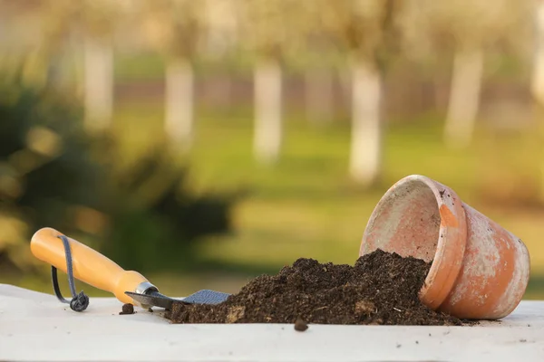 Berkebun sekop, pot dan tanah, gambar luar ruangan — Stok Foto