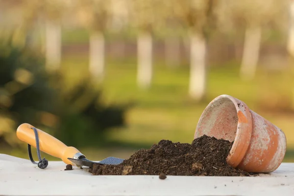 Gardening trowel, pots and soil, outdoor image — Stock Photo, Image