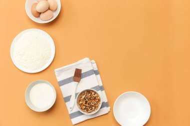 Bir tarifi, gıda madde üstten görünüm kavramı pişirme turuncu arka plan üzerinde oluşturma