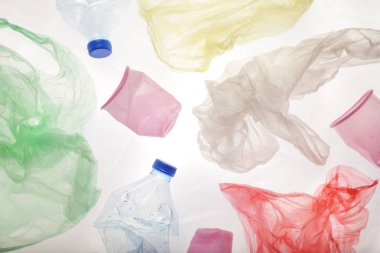 Tek kullanımlık plastik atık, stüdyo çekim. Plastik kirliliği kavramı.