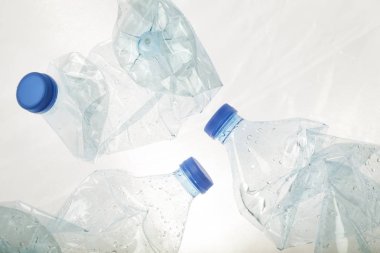 Boş plastik Pvc şişeler, atış studio buruşuk. Plastik kirliliği kavramı. 