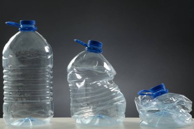 Tek kullanımlık plastik şişeler, stüdyo vurdu. Plastik kirliliği kavramı.