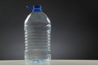 Tek kullanımlık plastik şişe, stüdyo vurdu. Plastik kirliliği kavramı.