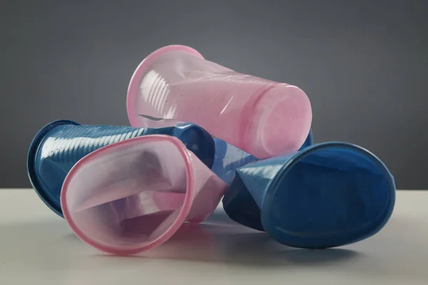 Vasos Plástico Solo Uso Plano Estudio Concepto Contaminación Plástica —  Fotos de Stock