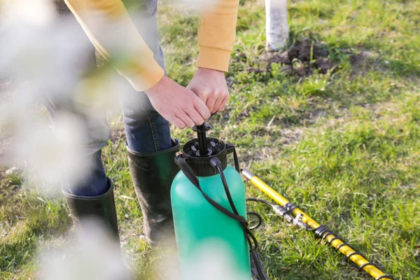 Agricultural Worker Spraying Equipment Disease Insect Management Fruit Orchard Fruit — Stock Photo, Image