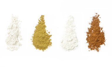 Beyaz arka planda izole çeşitli kozmetik toz 