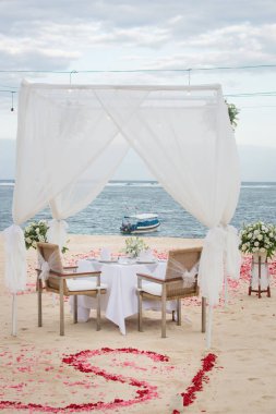 Sahilde yer alan romantik akşam yemeği